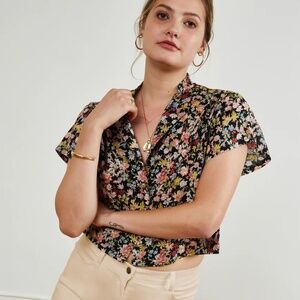 Loup Donna Short-Sleeve Cropped Button-Up Top in Floral size L